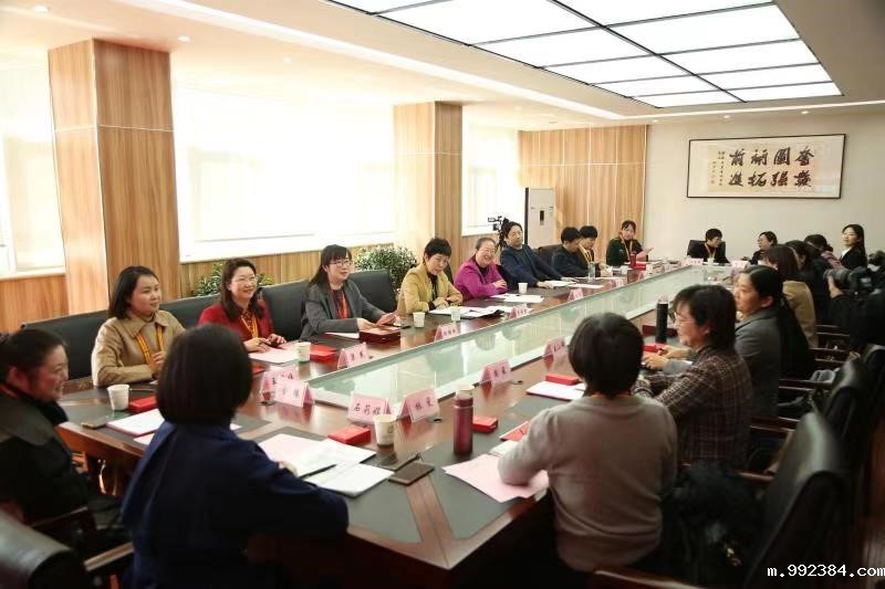 1646647596866801.jpg 参会人员进行热烈的讨论.jpg